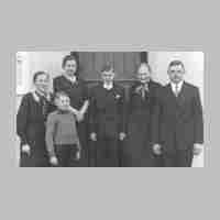027-0069 Konfirmation von Fritz Selke im Jahre 1939. V. l. Anna Selke, Margarete Selke, Fritz Selke, Oma Selke, Hermann Selke, vorne Alfred Selke.JPG